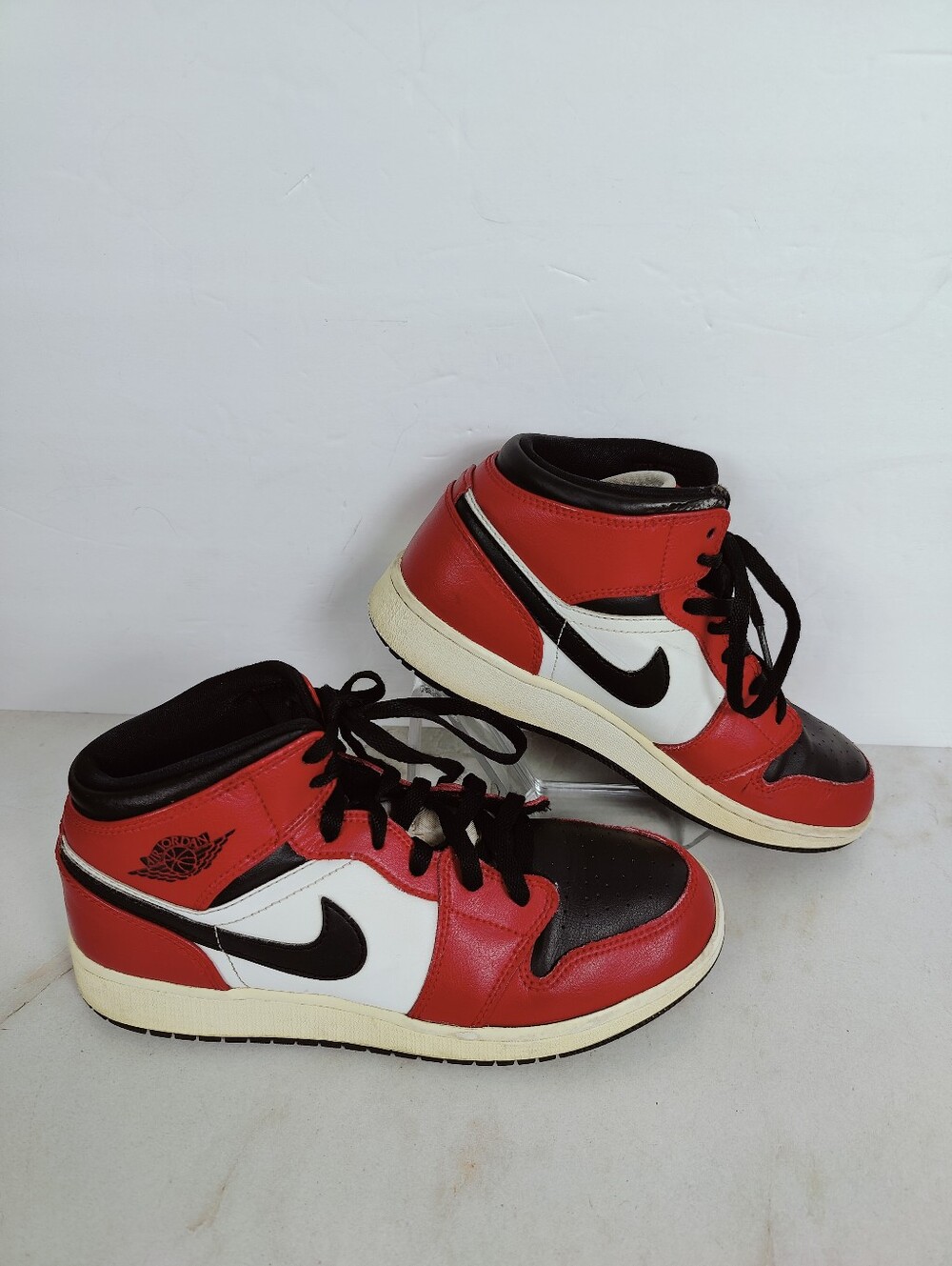 Nike Youth Air Jordan 1 Mid 'Chicago Black Toe' Basketball Sneakers, Sz 6Y